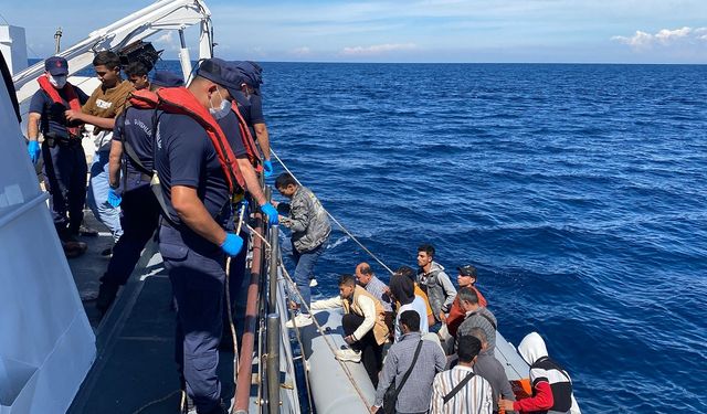 Çanakkale açıklarında 25 düzensiz göçmen yakalandı