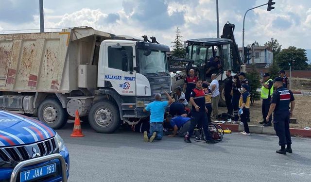 Çanakkale'de kamyonun altında kalan motosikletli ağır yaralandı