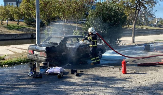 Çanakkale'de park halindeki otomobil yandı