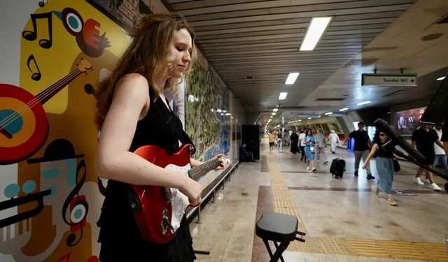 DOSYA HABER - DÜNYANIN SESLERİ İSTANBUL SOKAKLARINDA YANKILANIYOR - Genç müzisyen Sofie Demi'nin müzik yolculuğu Ukrayna'dan İstanbul sokaklarına uzanıyor