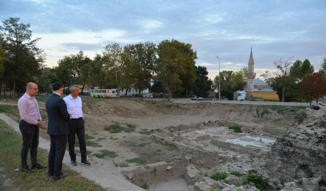 Edirne Valisi Sezer, Gazi Mihal Bey Hamamı'nda incelemede bulundu