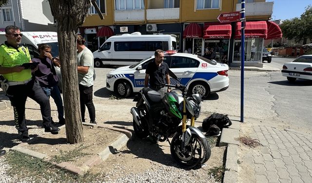 Edirne'de hafif ticari araçla çarpışan motosikletin sürücüsü yaralandı