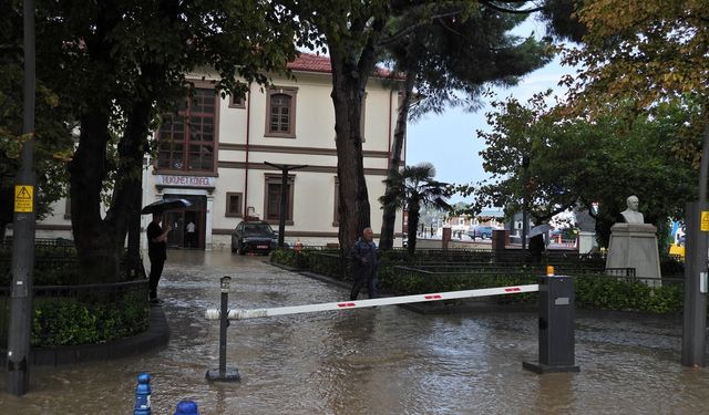 Erdek'te sağanak etkili oldu