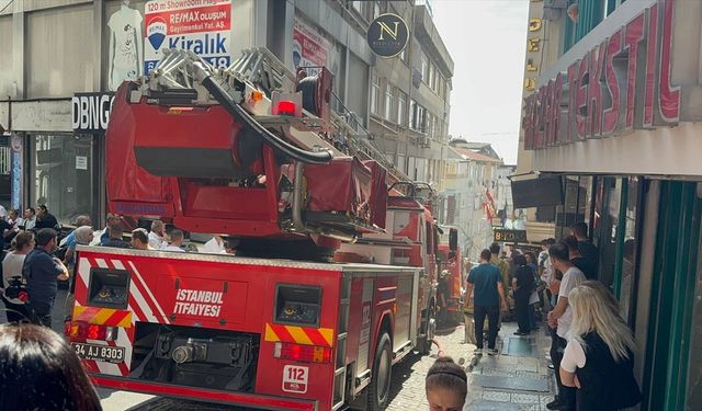 Fatih'te 7 katlı otelde çıkan yangın söndürüldü