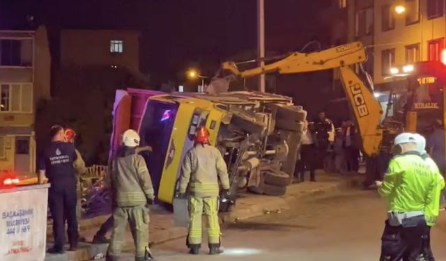 GÜNCELLEME - Başakşehir'de devrilen kamyondaki yükün altında kalan 3 çocuk yaralandı