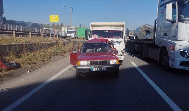 GÜNCELLEME - Kocaeli'de kamyonetle çarpışan otomobildeki 1 kişi öldü, 1 kişi yaralandı