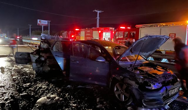 GÜNCELLEME - Sakarya'da zincirleme kazada yanan otomobildeki çift öldü