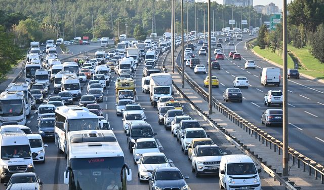 İstanbul'da haftanın dördüncü iş gününde trafikte yoğunluk yaşanıyor