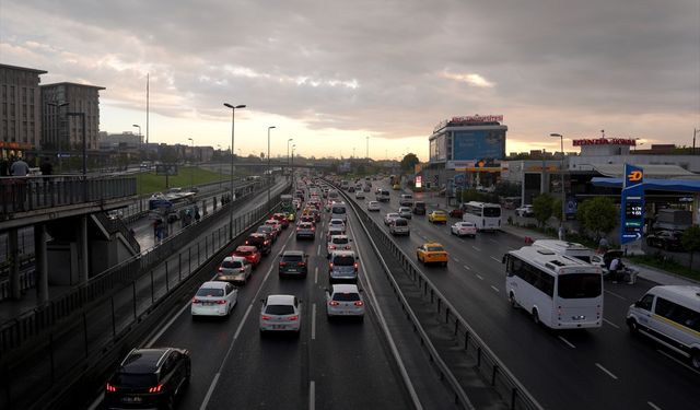 İstanbul'da haftanın ilk iş günü yağışın da etkisiyle trafik yoğunluğu arttı