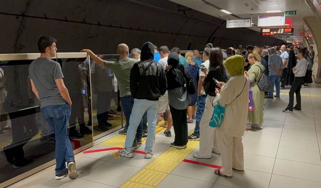 - İstanbul'da Samandıra-Üsküdar seferini yapan metro arızalandı