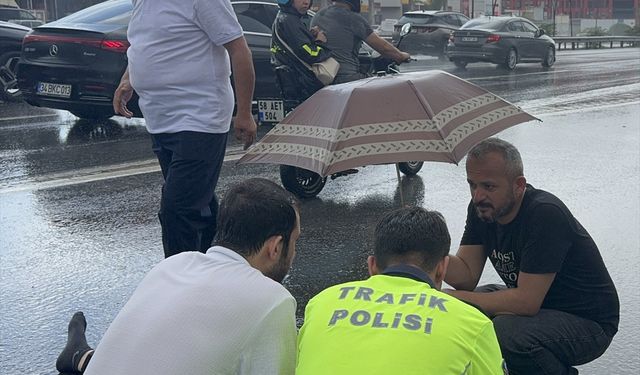 İstanbul'da yağışlı havada kaza yapan motosiklet sürücüsü yaralandı