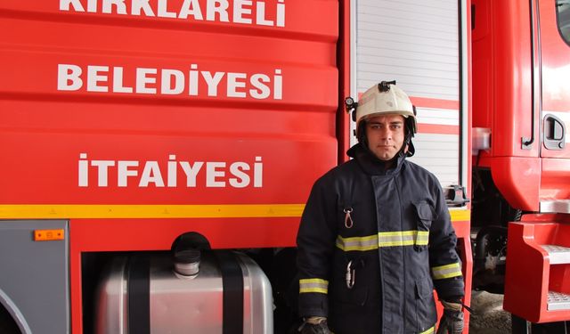 İtfaiyeci babası ve amcası gibi alevlerle mücadele ediyor