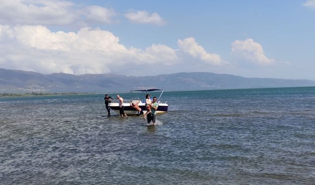 İznik Gölü'nde rüzgarda sürüklenen deniz botundaki 2 çocuk kurtarıldı