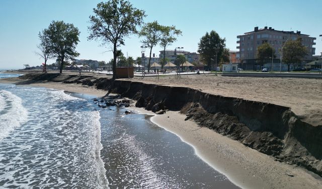 Karasu sahilinde kıyı erozyonu etkisini artırdı