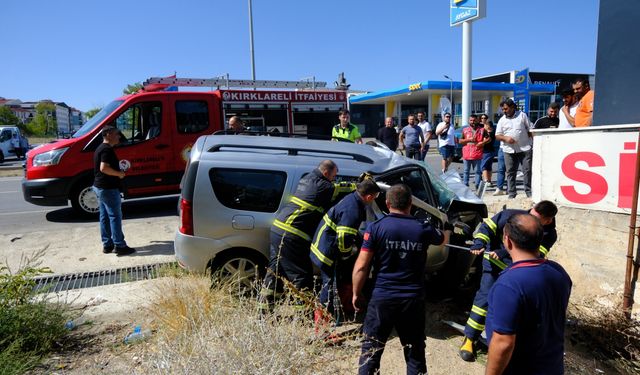 Kırklareli'nde duvara çarpan otomobildeki 1 kişi öldü,1 kişi yaralandı