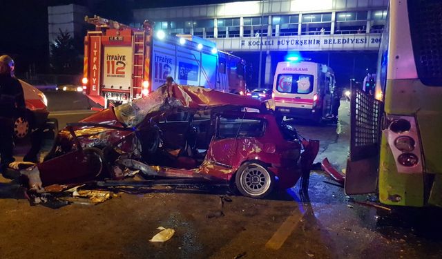 Kocaeli'de belediye otobüslerine çarpan otomobildeki 1 kişi öldü, 3 kişi yaralandı