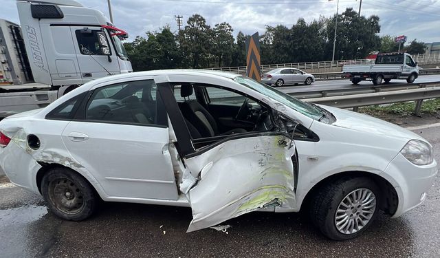 Kocaeli'de belediye otobüsüyle çarpışan otomobildeki 2 kişi yaralandı