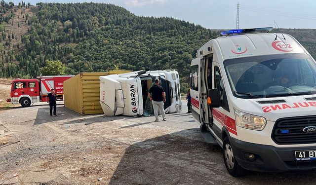 Kocaeli'de devrilen tırın sürücüsü yaralandı