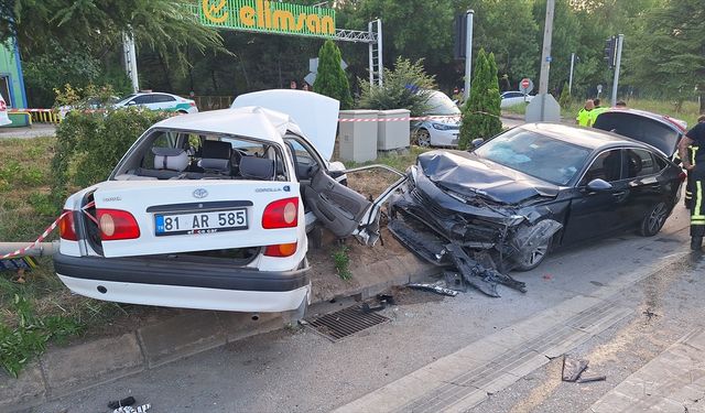 Kocaeli'de iki otomobilin çarpıştığı kazada 3 kişi yaralandı