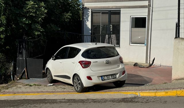 Kocaeli'de otomobilin çarptığı bahçe kapısı üzerine devrilen anneanne ve 2 torunu yaralandı