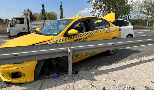 Kocaeli'de otomobille çarpışan taksideki 2 kişi yaralandı