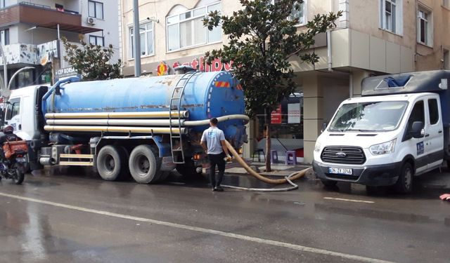 Kocaeli'de sağanak nedeniyle bazı iş yerlerini su bastı