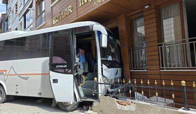 Küçükçekmece'de kontrolden çıkan servis minibüsü binaya çarptı