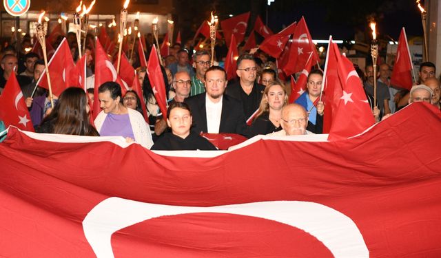 Lapseki'nin kurtuluşunun 102. yılında fener alayı düzenlendi