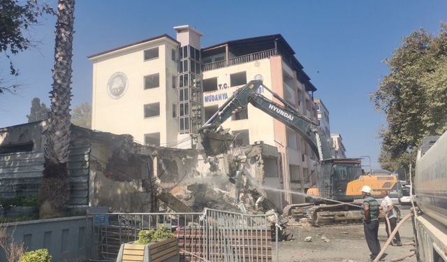 Mudanya Belediyesi hizmet binasının yıkımına başlandı