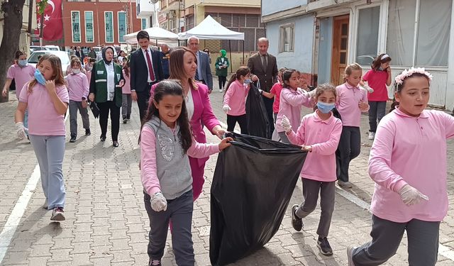 Pazaryeri ilçesinde protokol üyeleri ve öğrenciler çevreyi temizledi