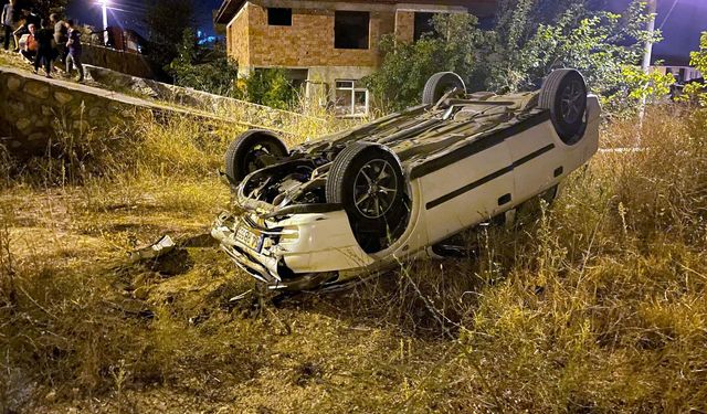 Sakarya'da devrilen otomobildeki 3 kişi yaralandı