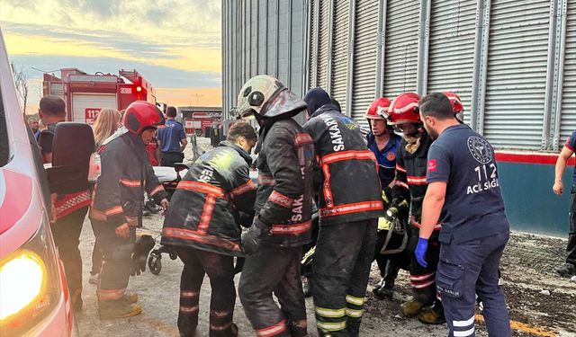 Sakarya'da makarna fabrikasındaki patlamanın ardından bir kişinin cansız bedenine ulaşıldı