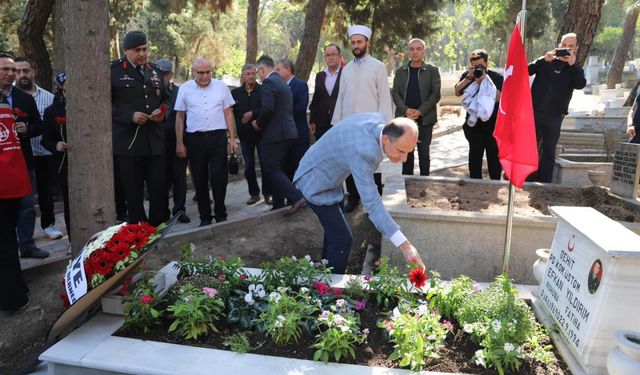 Şehit üsteğmen Yıldırım ve şehit öğretmen Tunca Edirne'deki kabirleri başında anıldı