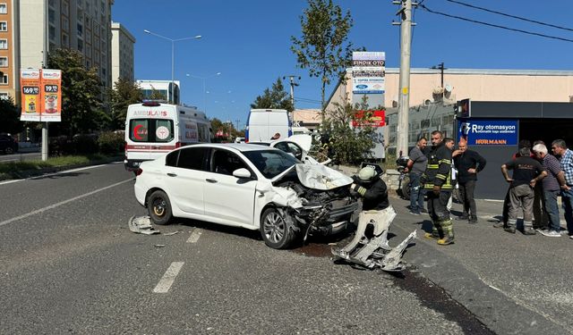 Tekirdağ'da 2 otomobilin çarpıştığı kazada 3 kişi yaralandı