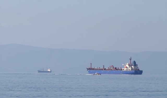 Tekirdağ'da tanker gemisinden denize düştüğü belirtilen kişiyi arama çalışmaları sürüyor