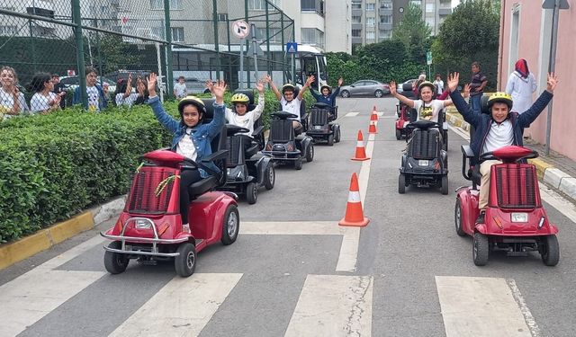 Ümraniye'deki Trafik Eğitim Parkı'nda öğrenciler kuralları uygulamalı öğreniyor