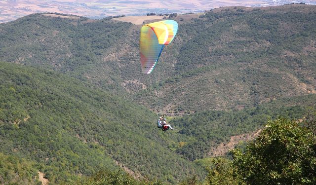 Yamaç paraşütüyle uçarken kemençe çaldı