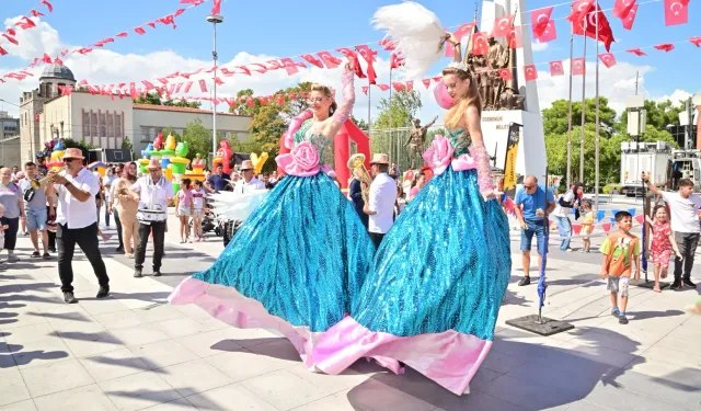 Manisa'da kurtuluş etkinlikleri çocukları sevindirdi