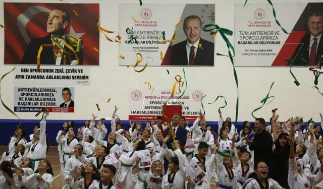 330 minik taekwondocu kuşak atladı