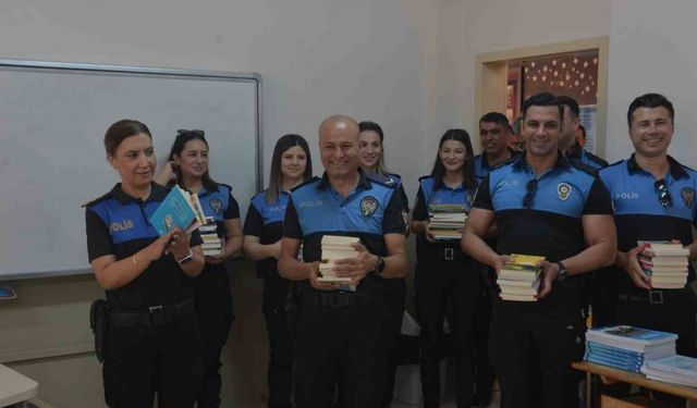 Adana polisi önce kitap dağıttı, sonra da çocuklarla okudu