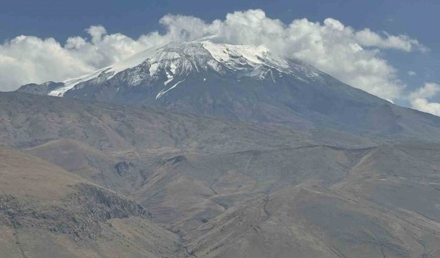 Ağrı Dağı’na yaz mevsiminden sonra ilk kar düştü