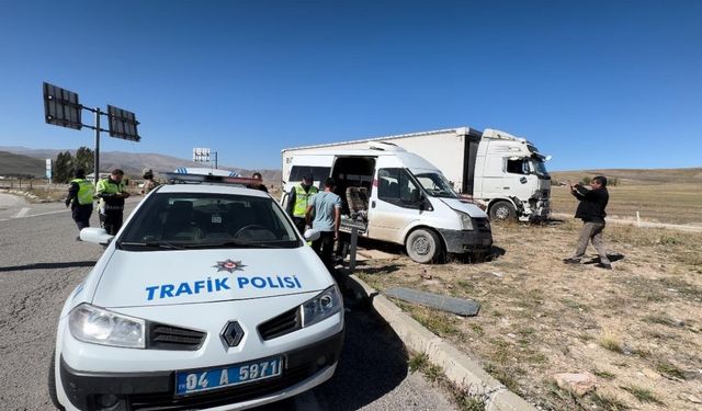 Ağrı’da yola kontrolsüz çıkan minibüs tırla çapıştı: 1’ağır, 3 yaralı