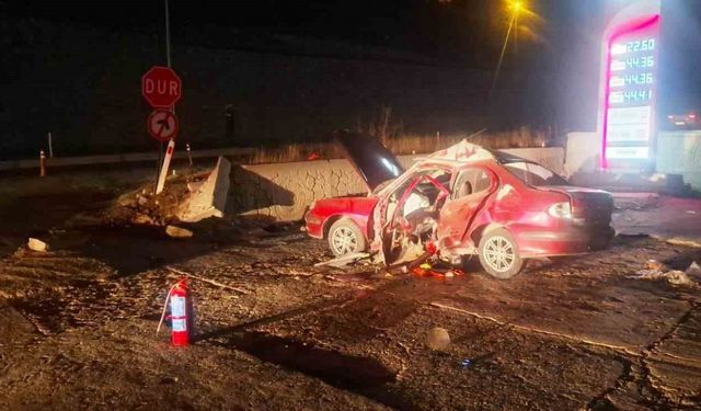 Akaryakıt istasyonu duvarına çarpan aracın sürücüsü ağır yaralandı