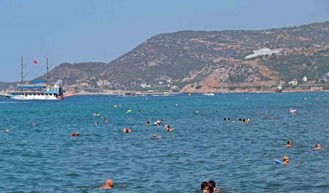 Alanya’da 2 gün aradan sonra güneşi gören tatilciler plajlara akın etti