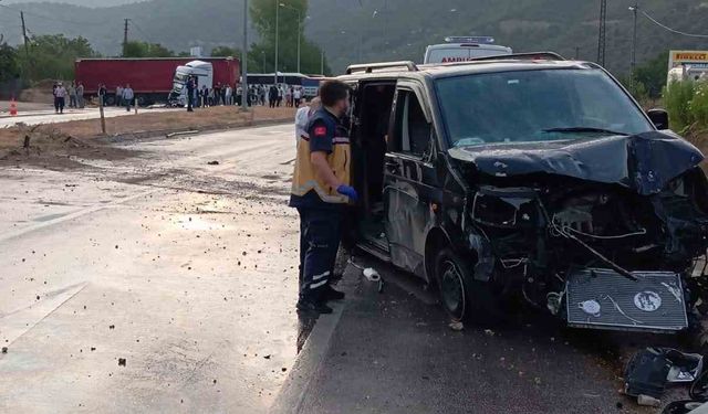 Amasya’da 2 tır ve panelvan minibüs zincirleme kazaya karıştı: 4 yaralı