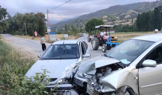 Amasya’da iki otomobil kafa kafaya çarpıştı: 2’si çocuk 5 yaralı