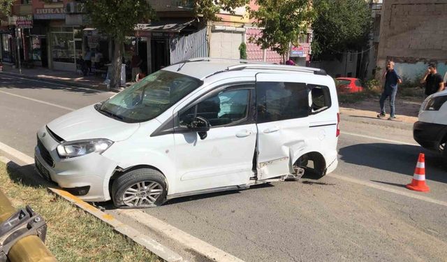 Ambulans ile hafif ticari araç çarpıştı: 2 yaralı