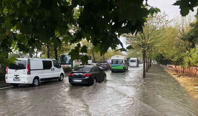 Araçlar suda mahsur kaldı: Koltuk suya kapıldı