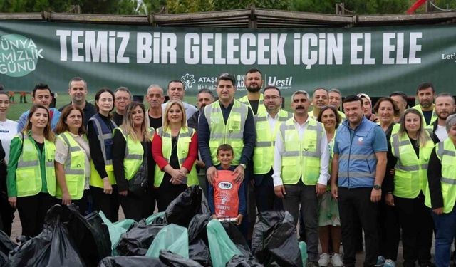 Ataşehir’de çevreci hareket: Başkan Adıgüzel ve çevreciler parkta buluşup çöpleri topladı