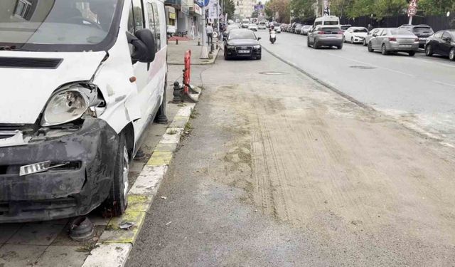 Ataşehir’de devrilen kamyon 3 araca zarar verdi